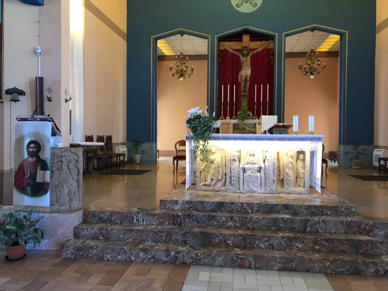 Presbiterio e altare del Santuario di Strà