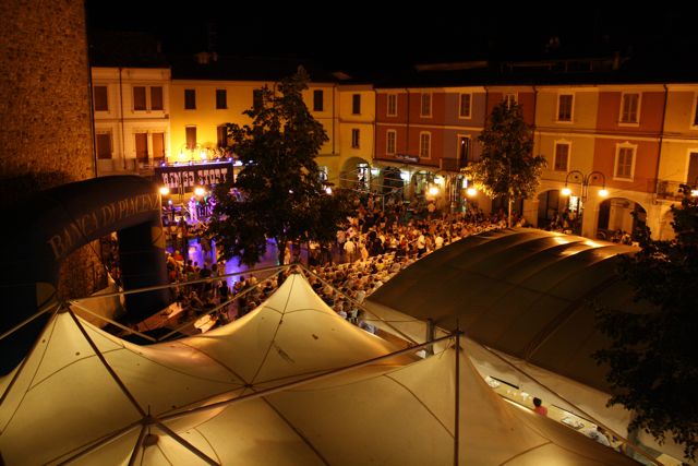 Vista di Piazza Umberto e dei Chioschi Pro Loco a Pianello Val Tidone in occasione della Festa del Cotechino 09